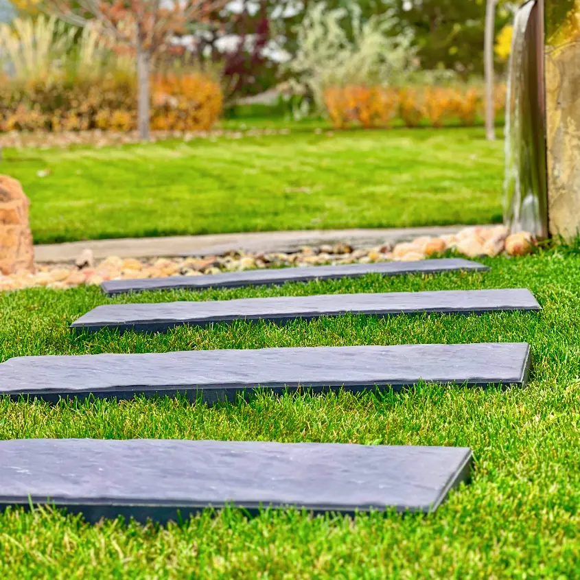 Фото 4 шаговая плита Stone Графитовый Серый в ландшафтном дизайне