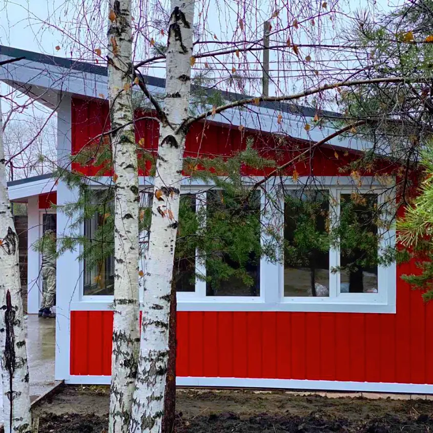 Фото 7 МеталлоСайдинг Евро-Брус под брус RAL3020 Красный вертикальный монтаж на фасаде