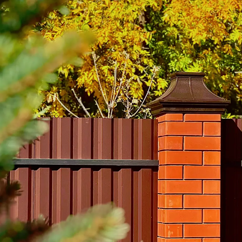 Фото 4 Колпак Monblan Premium Коричневый на столбах кирпичного забора